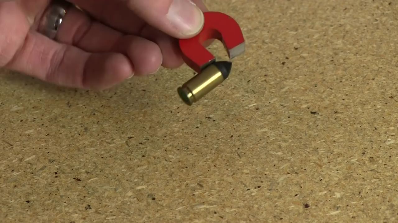 9mm手枪穿甲弹轻松穿3a防弹衣护甲